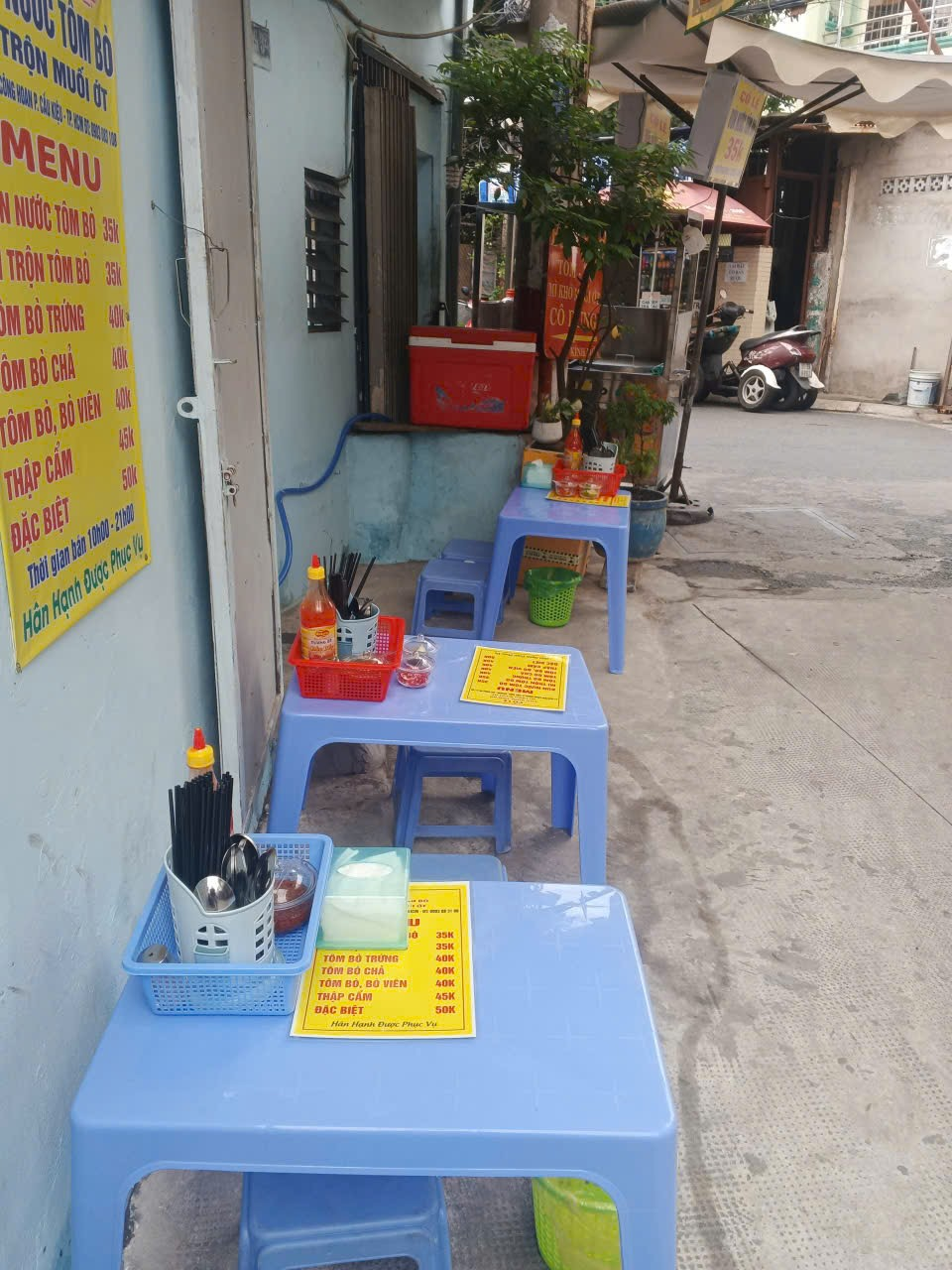 Không gian ngoài trời quán Bún nước Cô Lệ