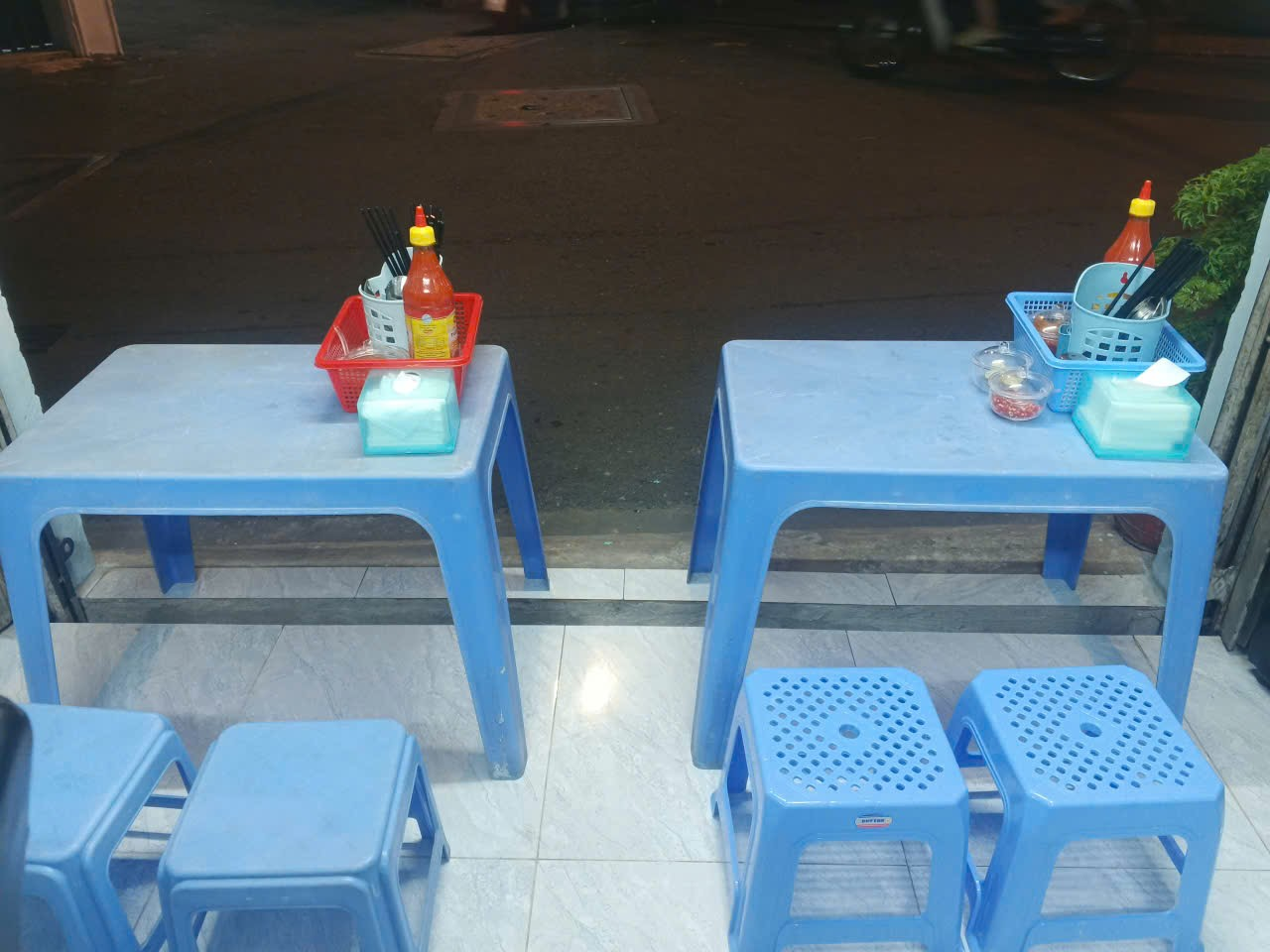 Không gian trong nhà quán Bún nước Cô Lệ