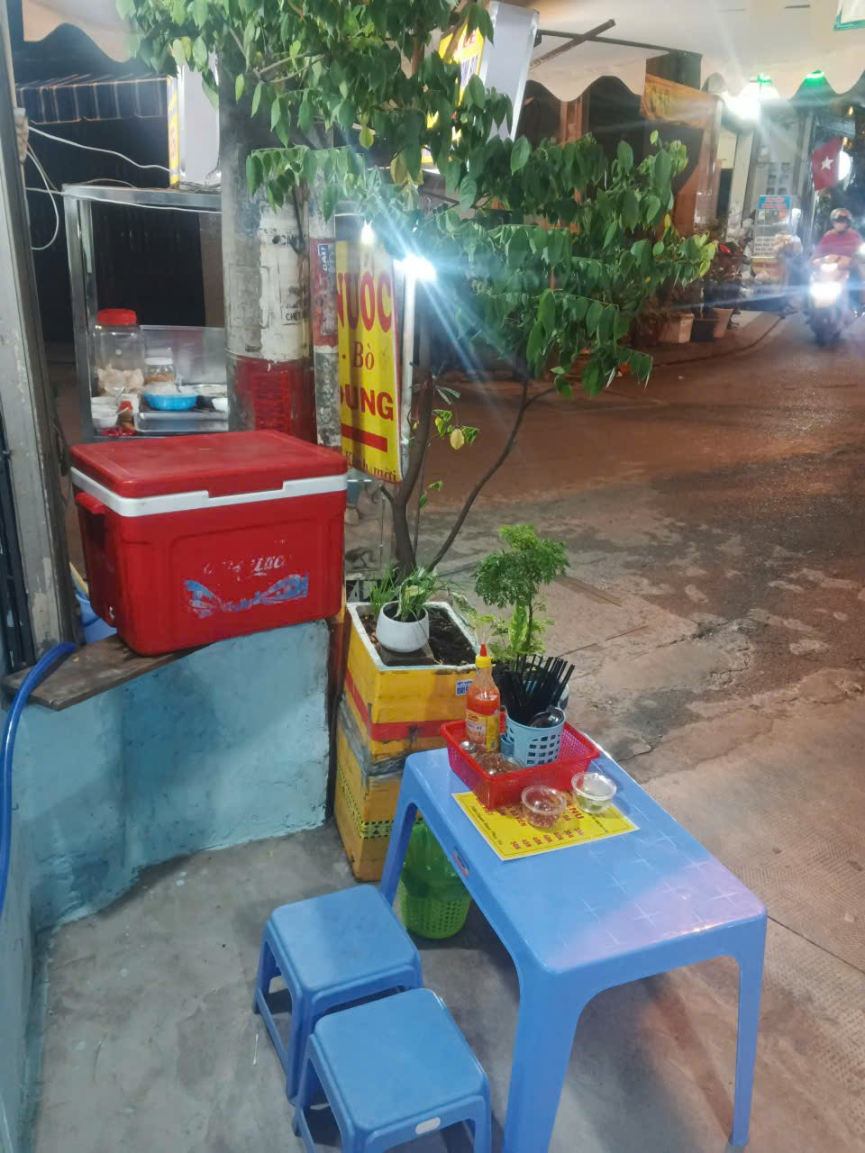 Không gian thư giãn trước nhà quán Bún nước Cô Lệ